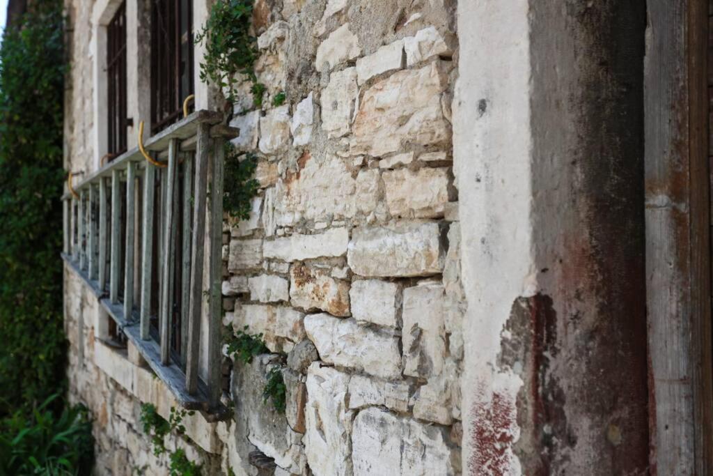 Charming Apartment In Town Center Pula Exterior foto
