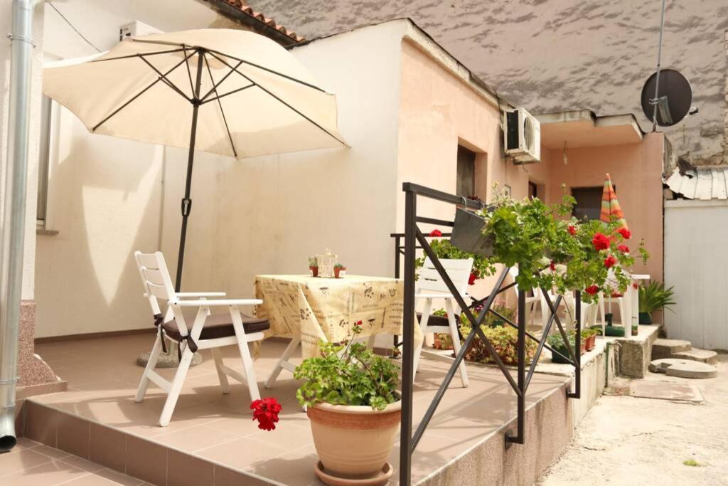 Charming Apartment In Town Center Pula Exterior foto